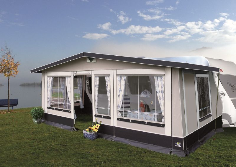 CLEARFOL ST 300, es un PVC con una alta resistencia a temperaturas elevadas ✔, perfecto para exteriores como un campings.